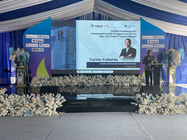 Direktur Hilirisasi dan Diversifikasi Produk PT Bukit Asam, Turino Yulianto pada peresmian proyek pembangunan Pembangkit Listrik Tenaga Surya (PLTS) PT Timah Industri berkapasitas 303,1 kWp di Kawasan Industri Cilegon, Selasa (17/6). Foto: Dok. PT Bukit Asam