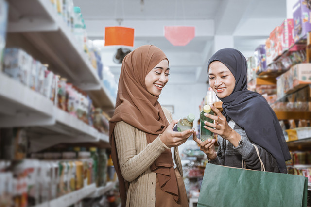 Ilustrasi belanja makanan halal. Foto: Odua Images/Shutterstock