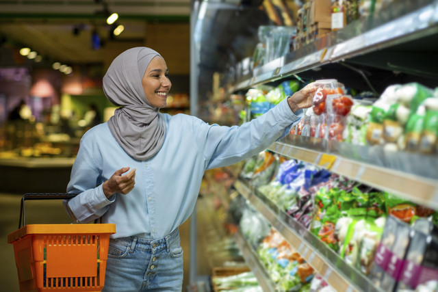 Ilustrasi belanja makanan halal. Foto: voronaman/Shutterstock