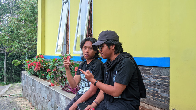 Dua mahasiswa yang sedang bertukar cerita permasalahan yang di hadapinya (Sumber : Djazilah Arvan Fathurohman)