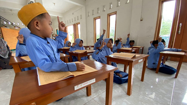 Dukungan EMCL terhadap pendidikan nonformal di Bojonegoro dan Tuban telah membantu proses belajar siswa sekaligus memudahkan metode mengajar para guru. (Aset: Istimewa)