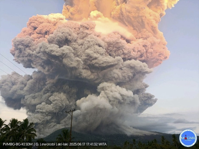 Erupsi Gunung Lewotobi Laki-laki, Nusa Tenggara Timur pada tanggal 17 Juni 2025 pukul 17:35. Foto: Dok. PVMBG Pos Pengamatan Gunungapi Lewotobi Laki-laki