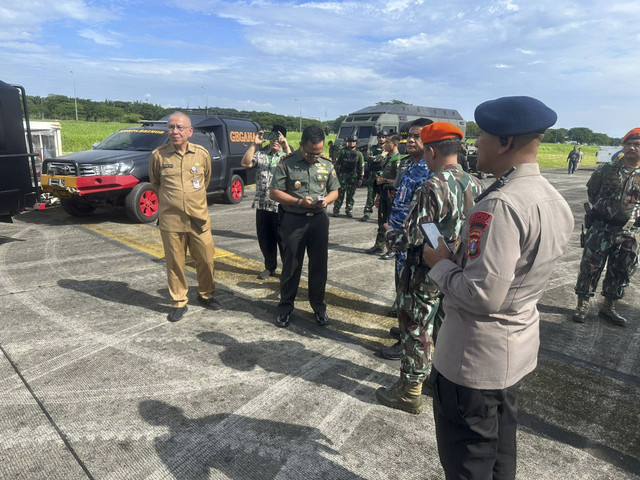 TNI turunkan satuannya untuk bantu evakuasi dan sterilisasi Bandara Kualanamu, Medan, usai pesawat Saudi Airlines mendarat darurat di sana, Selasa (17/6/2025). Foto: Dok. Puspen TNI