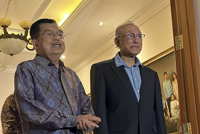 Wali Nanggroe ke IX Tgk. Malik Mahmud Al-Haythar bertemu dengan Wapres ke 10 dan 12 Jusuf Kalla. Foto: Haya Syahira/kumparan