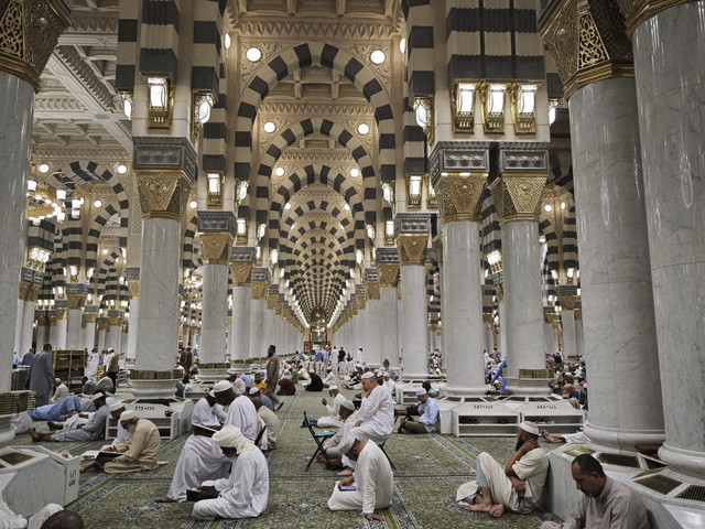 Umat Islam bertadarus usai menunaikan Shalat Subuh di Masjid Nabawi, Madinah, Arab Saudi, Selasa (17/6/2025). Foto: Andika Wahyu/ANTARA FOTO