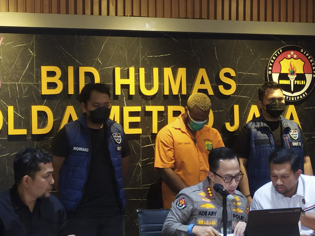 Pers rilis kasus peretasan email oleh WNA Nigeria di Polda Metro Jaya. Foto: Rachmadi Rasyad/kumparan