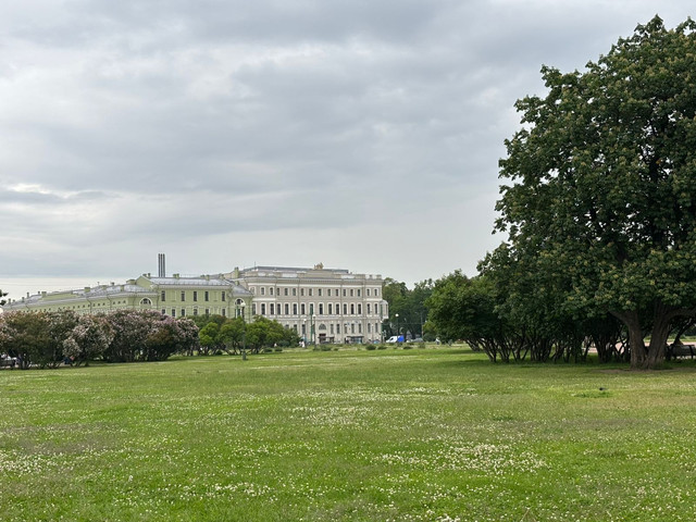 Suasana di area Istana Musim Panas Peter the Great di Kota St. Petersburg, Rusia, Selasa (17/6/2025). Foto: Luthfi Humam/kumparan