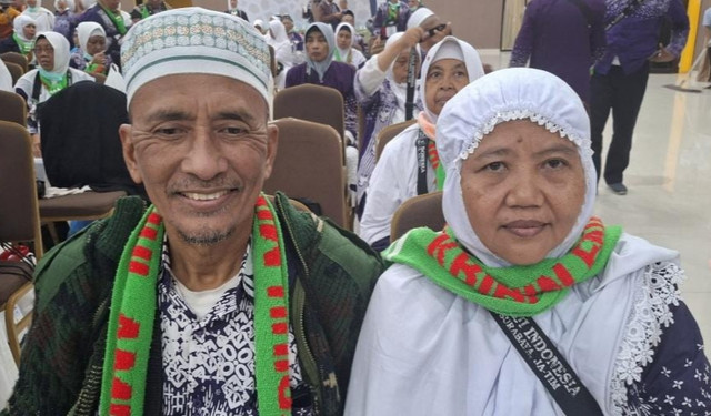 Rochmad Munandar bersama sang istri. Foto: Humas Kemenag Jatim 