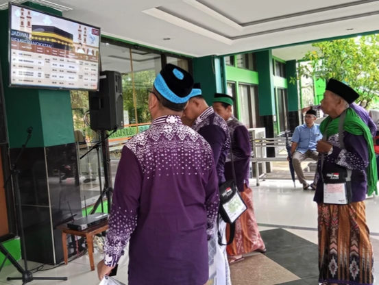 Jemaah haji saat di Asrama Haji Sukolilo Surabaya. Foto: Masruroh/Basra