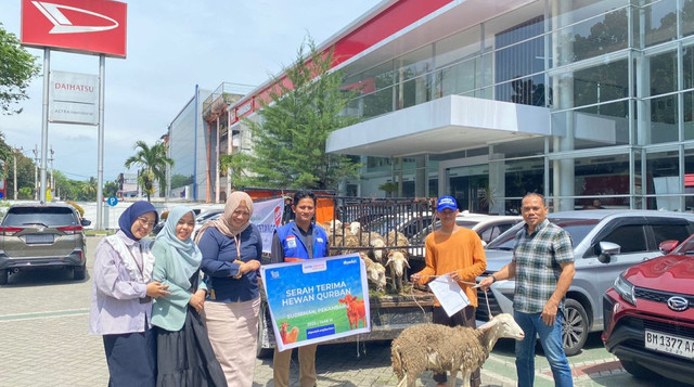 Astra Daihatsu Bagikan Hewan Qurban ke 7 Masjid di Pekanbaru (Sumber : DT Peduli)