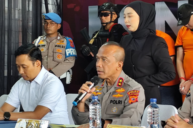 Kapolda Jawa Barat (Jabar) Irjen Rudi Setiawan memberikan keterangan pers terkait perjudian kasino di Mapolda jawa Barat, Bandung, Rabu (18/6/2025). Foto: Alya Zahra/kumparan