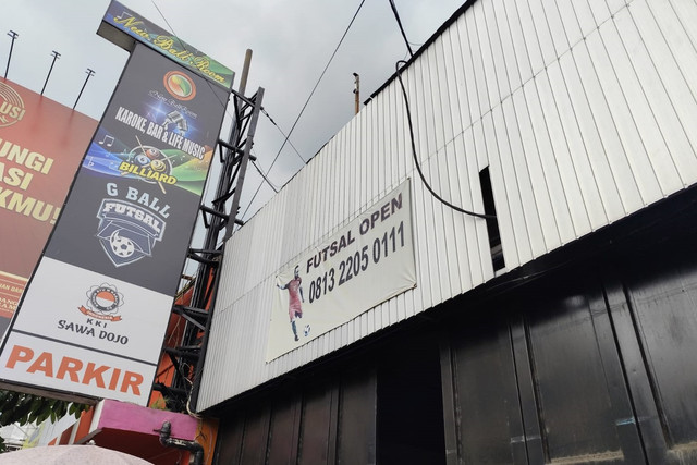 Penampakan tempat judi kasino di Jalan Jenderal Ahmad Yani, Kota Bandung, yang berkamuflase menjadi tempat futsal dan karaoke, Rabu (18/6/2025). Foto: Alya Zahra/kumparan
