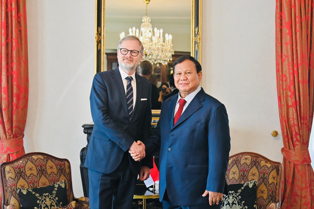 Presiden Prabowo Subianto menerima kunjungan Perdana Menteri (PM) Republik Ceko Petr Fiala di hotel tempat Presiden Prabowo singgah di Praha, Selasa (17/6/2025). Foto: Laily Rachev/Biro Pers Sekretariat Presiden
