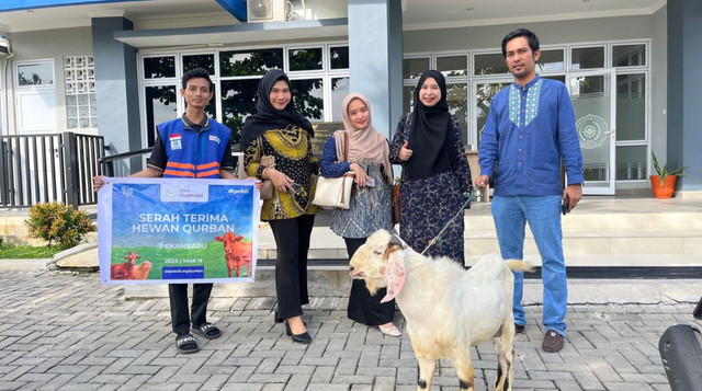 Bank Muamalat Pekanbaru salurkan hewan Qurban ke Univ Muhammadiyah (UMRI) dan IBS (Islamic Boarding School) (Sumber : DT Peduli)
