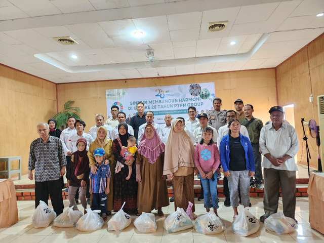 Foto bersama penerima bantuan dari PTPN IV Regional V di Paser. Foto: Dok. PTPN XIII