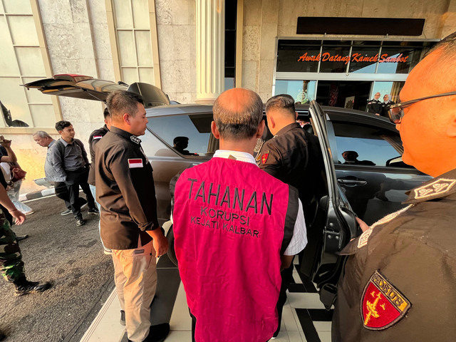 Salah satu tersangka yang berhasil diamankan oleh Kajati Kalbar. Foto: Rabiansyah/Hi!Pontianak.