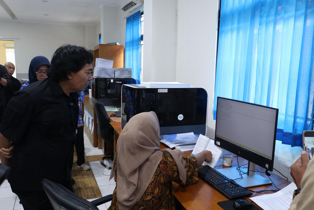 Anggota DPD Alfiansyah Komeng mengunjungi Sentra Wyata Guna Bandung, Jawa Barat, Selasa (17/6/2025). Foto: Kemensos RI