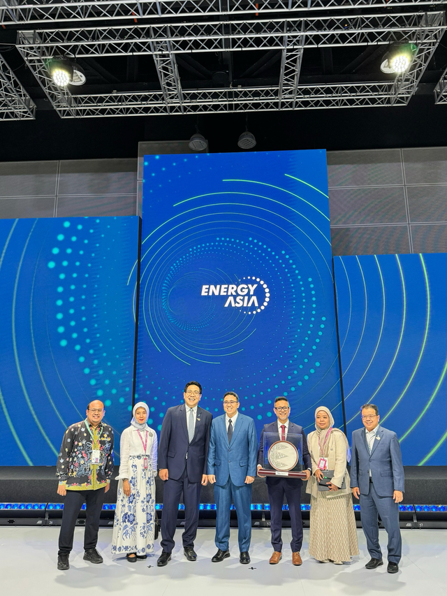 Program Desa Energi Berdikari (DEB) Pertamina berhasil meraih juara kategori Trailblazer dalam ajang 2025 Energy Asia Awards di Kuala Lumpur, Malaysia, Senin (16/6). Foto: Dok. Pertamina