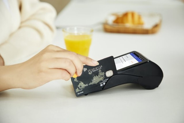  Ilustrasi kartu ATM rekening bank diblokir. Foto: Unsplash  