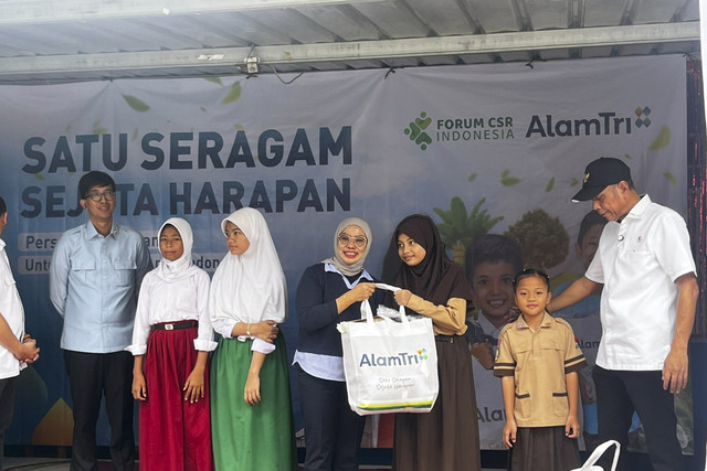 Kemensos membagikan paket seragam lengkap di SD Kresna, Cililitan, Jakarta Timur, Rabu (18/6/2025). Foto: Rayyan Farhansyah/kumparan