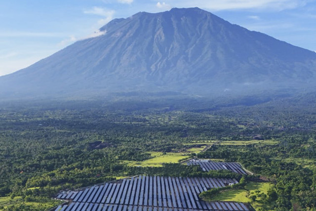 Medco Energi mulai operasikan Pembangkit Listrik Tenaga Surya (PLTS) 25 MWp di Bali Timur. Foto: Dok. Medco Energi