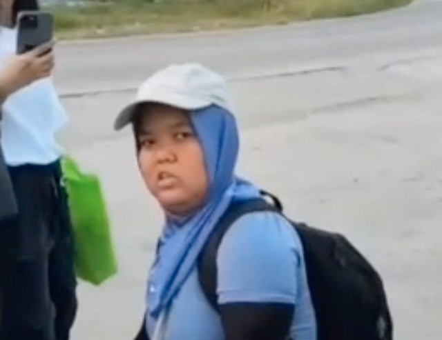 Momen Indah Permatasari, atlet paralimpik angkat besi, saat angkat koper dari mes. Dok: Ist