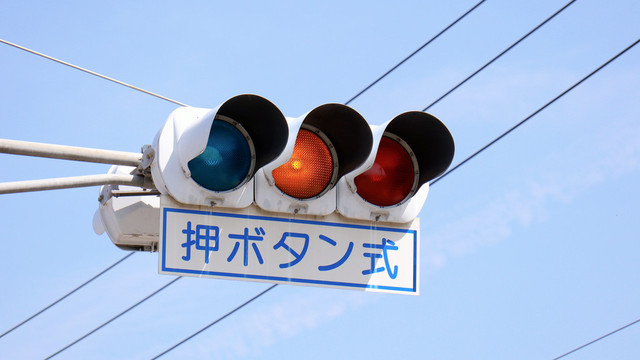 Lampu lalu lintas di Jepang. Foto: Shutterstock