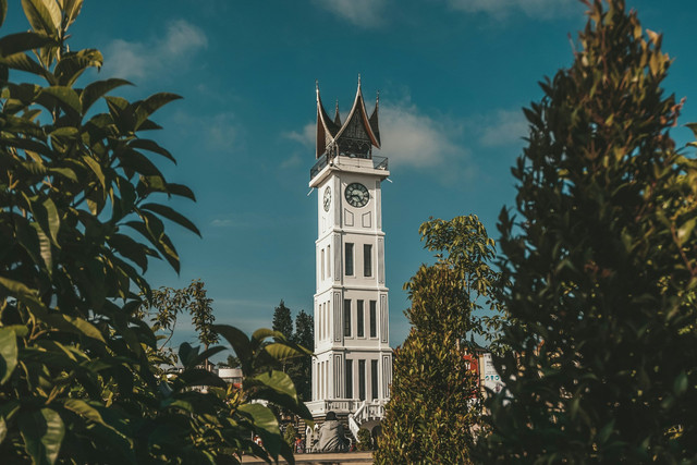 Penginapan murah di Bukittinggi dekat Jam Gadang. Foto Jam Gadang di Bukittinggi. Sumber: Unsplash/styvo Putra Sid