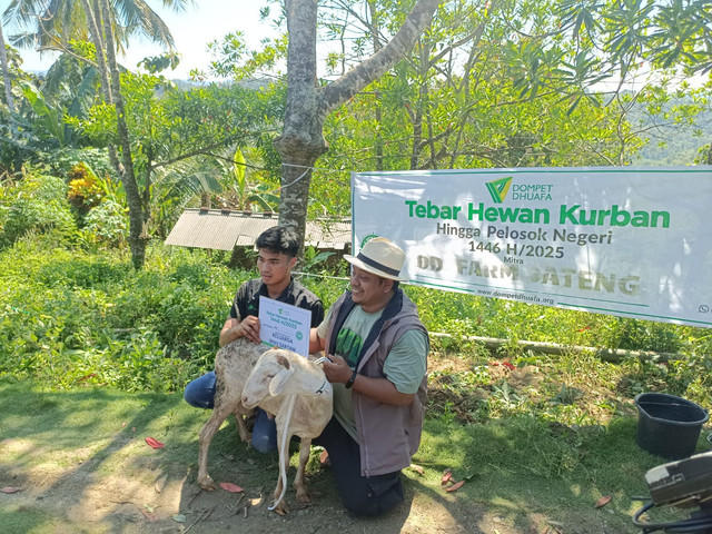 Salah satu food vloger, Benu Boloe ikut proses kurban di wilayah pelosok Jawa Tengah, tepatnya di Desa Logandu, Karanggayam, Kebumen. Pembagian daging ke wilayah minoritas sangat penting dilakukan sebagai upaya pemerataan gizi di Indonesia.