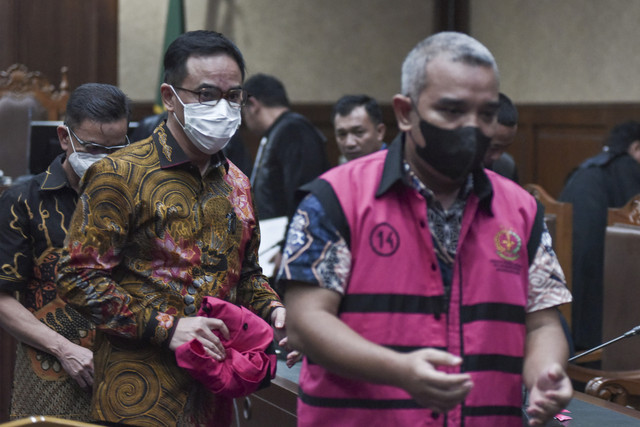 Terdakwa kasus dugaan korupsi penyimpangan anggaran kegiatan Dinas Kebudayaan Provinsi DKI Jakarta 2022-2024 Gatot Arif Rahmadi, Iwan Henry Wardhana dan Mohamad Fairza sai mengikuti sidang dakwaan di Pengadilan Tipikor, Jakarta, Selasa (17/6/2025). Foto: Fakhri Hermansyah/ANTARA FOTO