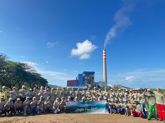 PT PLN Nusantara Power UP Sebalang menyelenggarakan kegiatan menanam 100 pohon buah dan kampanye stop penggunaan plastik di lingkungan kerja, dalam memperingati hari Lingkungan Hidup 2025 | Foto : Eka Febriani / Lampung Geh