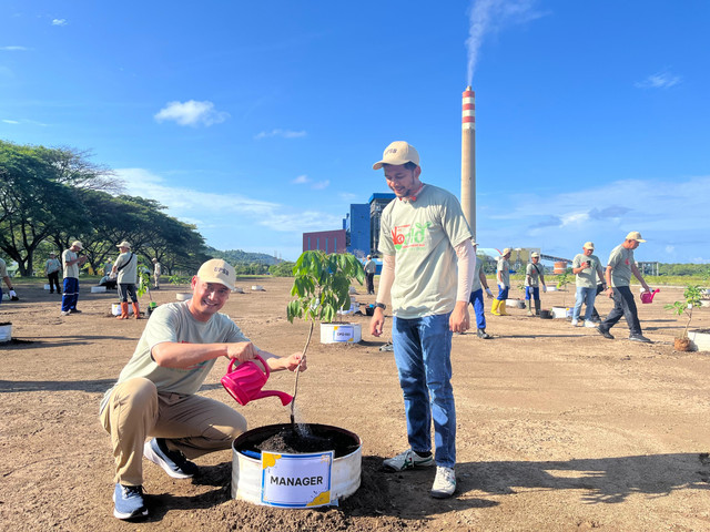 PT PLN Nusantara Power UP Sebalang menyelenggarakan kegiatan menanam 100 pohon buah dan kampanye stop penggunaan plastik di lingkungan kerja, dalam memperingati hari Lingkungan Hidup 2025 | Foto : Eka Febriani / Lampung Geh