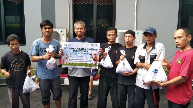 Kebahagiaan Warga yang menerima daging qurban PT NEI dan DT Peduli (Sumber : DT Peduli)