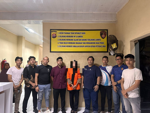 Jajaran Polda Banten mengapit tersangka penipuan "love scamming" terhadap stafsus Presiden. Dok: Polda Banten