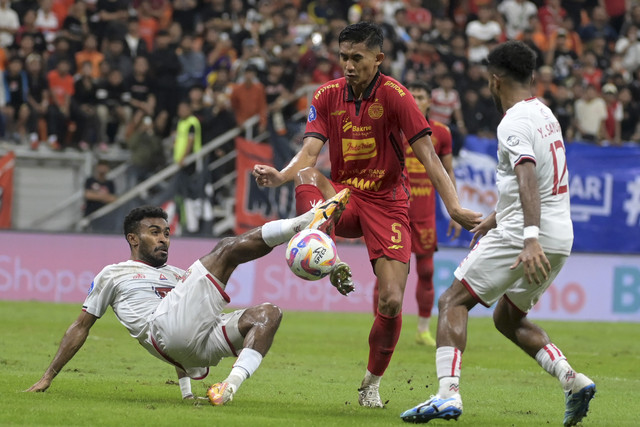 Pemain Persija Jakarta Rizky Ridho (tengah) berebut bola dengan pesepak bola Malut United FC Yance Sayuri (kiri) pada pertandingan Liga 1 di Jakarta International Stadium, Jakarta, Jumat (23/5/2025). Foto: Indrianto Eko Suwarso/ANTARA FOTO