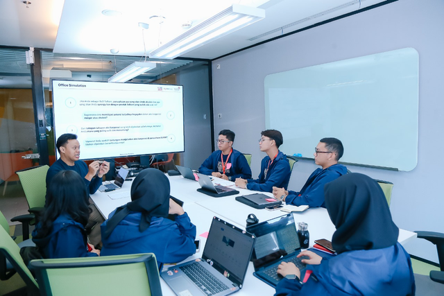 Mentee Digistar Class Intern tengah menyimak pemaparan dan berdiskusi studi kasus bisnis yang terkait dengan Telkom. Foto: Dok. Telkom