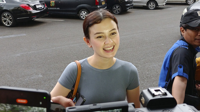 Artis Kimberly Ryder menyambangi Kantor Polres Metro Jakarta Selatan. Foto: Aprilandika Pratama/kumparan