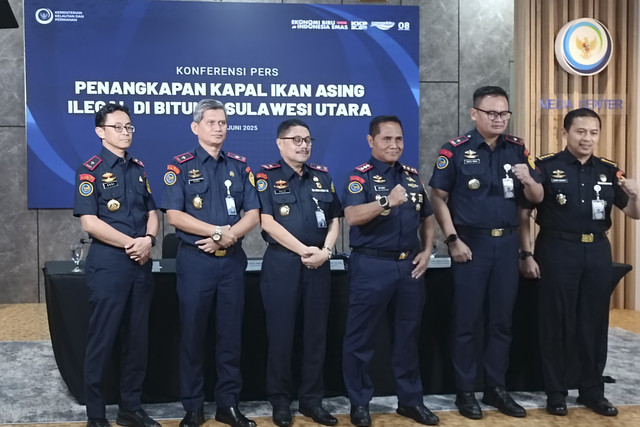 Direktur Jenderal Pengawasan Sumber Daya Kelautan dan Perikanan (PSDKP) KKP, Pung Nugroho Saksono, saat konferensi pers di kantornya, Jakarta, Rabu (18/6/2025). Foto: Muhammad Fhandra Hardiyon/kumparan