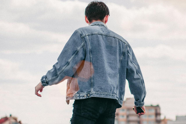 Ilustrasi perbedaan jaket denim pria dan wanita - Sumber: pexels.com/@imdennyz