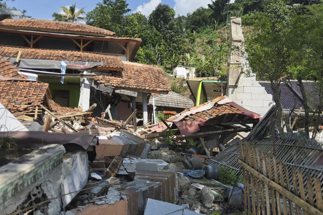 Kondisi perumahan imbas tanah bergerak di Desa Pasir Munjul, Purwakarta. Foto: Dok. PVMBG