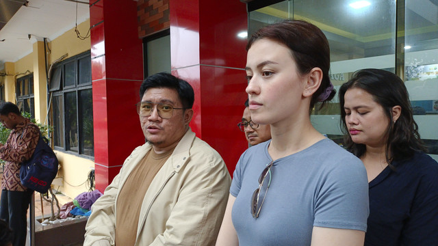 Artis Kimberly Ryder (kanan) dan Kuasa Hukumnya, Machi Ahmad di Polres Metro Jakarta Selatan. Foto: Aprilandika Pratama/kumparan