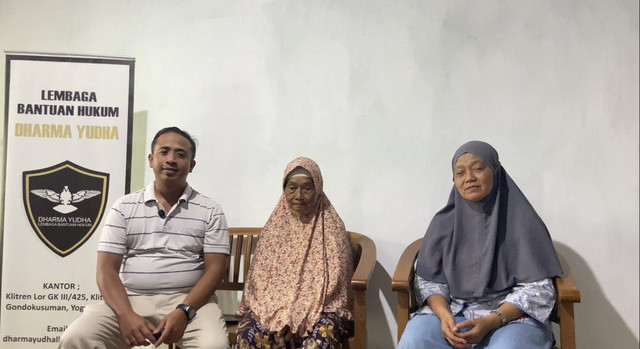Pengacara Chrisna Harimurti bersama Sumirah (tengah), dan anak Sumirah, Sri Panuntun, yang menjadi korban dugaan mafia tanah di Sleman dengan modus mirip Mbah Tupon. Foto: Dok. Chrisna Harimurti