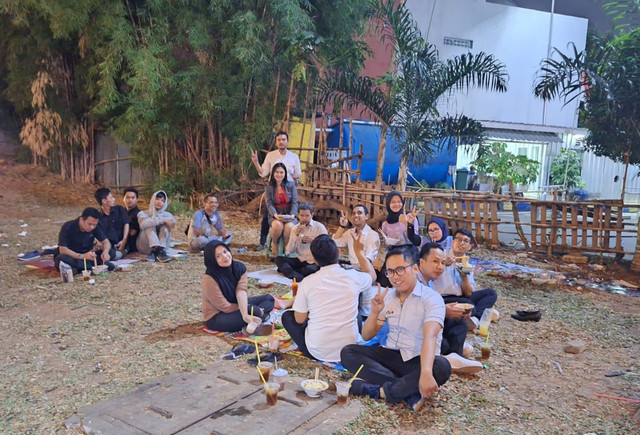 Potret kegiatan makan bersama, untuk merayakan akhir tahun 2024. Dok : Dionisius Jalu