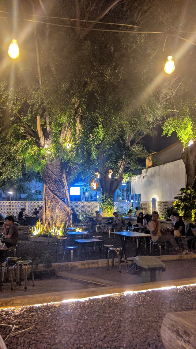 Kegiatan Nongkrong malam disalah satu cafe Tangerang. Dokumen Pribadi Dion