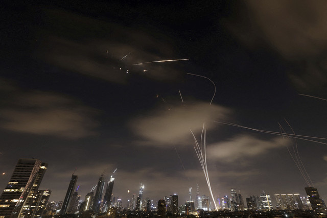 Rudal yang diluncurkan dari Iran dicegat seperti yang terlihat dari Tel Aviv, Israel, Rabu (18/6/2025). Foto: Ronen Zvulun/REUTERS