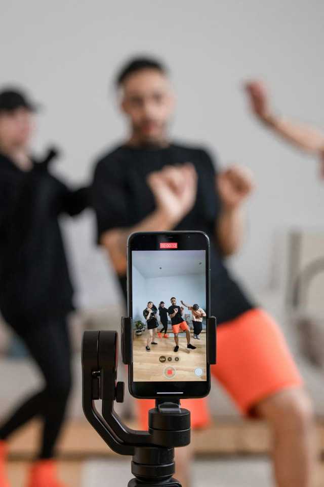 Ilustrasi remaja sedang membuat video TikTok (Sumber.Photo by Ron Lach : https://www.pexels.com/photo/shallow-focus-of-people-recording-a-video-using-a-smartphone-8368350/)