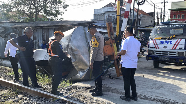Kecelakaan antara truk tangki air vs KA 265 Ambarawa di perlintasan JPL 307A Km 183 + 2 jalur hilir petak jalan Lamongan-Surabaya, Desa Karanglangit, Kecamatan/Kabupaten Lamongan, Rabu (18/6/2025). Foto: Dok. Polres Lamongan