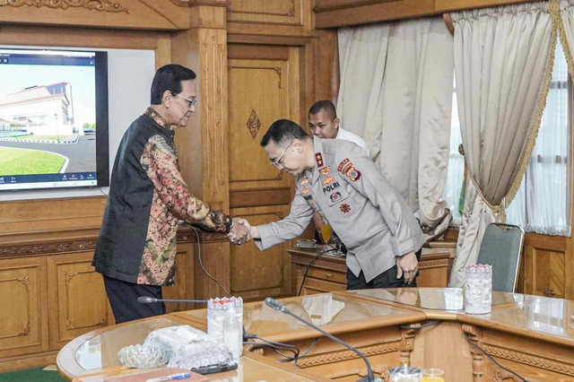 Gubernur DIY, Sri Sultan HB X, menerima kunjungan Kapolda DIY, Irjen Pol Anggoro Sukartoono, di Kompleks Kepatihan Yogyakarta, Rabu (18/6/2025). Foto: Dok. Pemda DIY