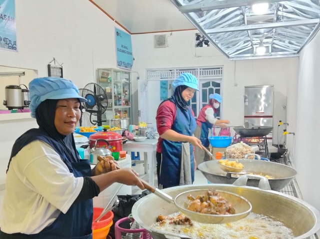 UMKM penyedia makanan program Makan Bergizi Gratis (MBG) Catering Dapur Ibu di Kecamatan Tanjung Raja, Kabupaten Ogan Ilir berhasil meningkatkan kapasitas dapur dan berdayakan masyarakat sekitar setelah mendapat akses permodalan dari BRI. Foto: Dok. BRI