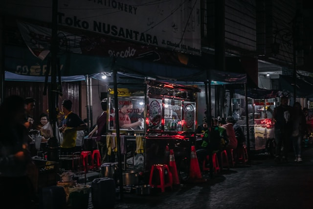 Cibadak Street Food. Foto hanya ilustrasi, bukan sebenarnya. Sumber: unsplash.com/Indira Tjokorda